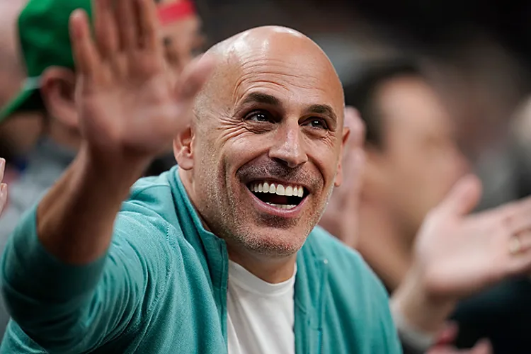 T-wolves, Lynx co-owner Lore agrees to sell his controlling stake